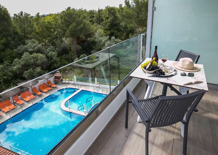 Sirines Complex 2* Potos